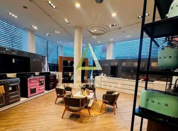 Local comercial · 642m² · 8 Cocheras · Local en Alquiler en Martinez