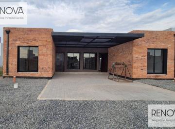 Casa · 70m² · 4 Ambientes · 2 Cocheras · Excelente Dúplex en Rincones de Manantiales!