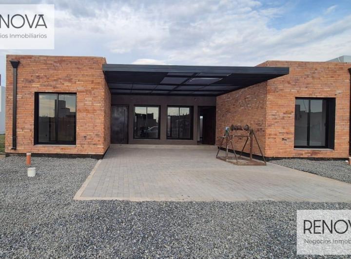 Casa · 70m² · 4 Ambientes · 2 Cocheras