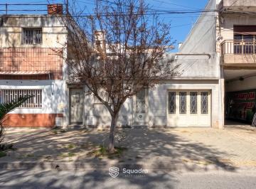 Casa · 173m² · 8 Ambientes · 1 Cochera · Venta - Casa Al Frente de 3 Dorm. con Cochera y Patio Seco - Barrio Echesortu, Rosario.