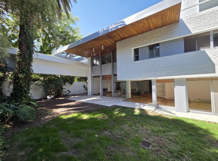 Casa · 550m² · 7 Ambientes · 2 Cocheras
