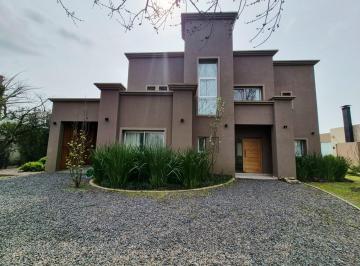 Casa · 220m² · 5 Ambientes · 5 Cocheras · Casa en La Plata