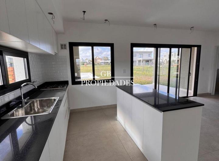 Casa · 170m² · 5 Ambientes · 2 Cocheras
