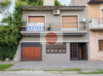 Casa · 220m² · 8 Ambientes · 1 Cochera · Casa Ideal 2 Flias - Cochera - Gran Patio
