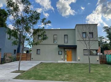 Casa de 7 ambientes, Pilar · Casa en Venta en Santo Tomás, Pilar | 3 Dorm. + Playroom | Pileta | Orientación Norte