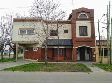 Casa · 120m² · 6 Ambientes · 2 Cocheras · Casa en Alquiler en City Bell