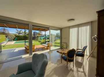 Casa · 240m² · 4 Ambientes · 5 Cocheras · Casa en Alquiler Temporario en Villa Castells