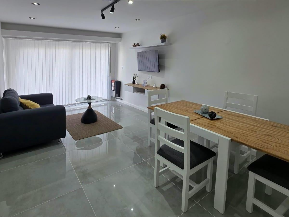 2 ambientes con dependencia Y balcón – vista lateral al mar
