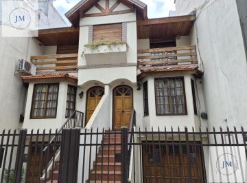 Casa · 135m² · 3 Dormitorios · 1 Cochera · Amplio Triplex en Alquiler en Almagro - 3 Dorm + 3 Baños + Cochera + Patio