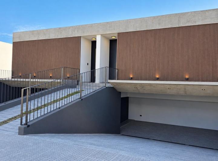 Casa · 155m² · 5 Ambientes · 2 Cocheras
