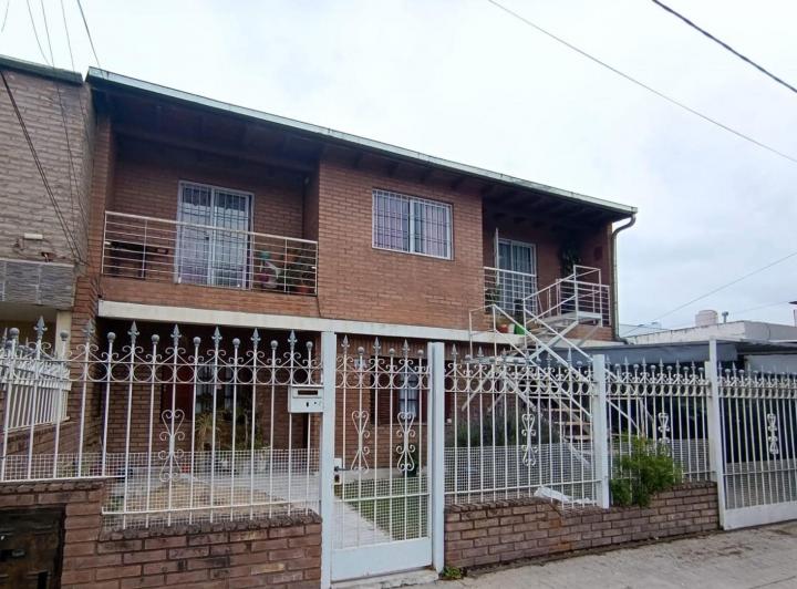 Casa · 235m² · 6 Ambientes · 1 Cochera