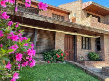 Casa · 234m² · 4 Ambientes · 2 Cocheras · Hermoso Chalet de 4 Ambientes. Excelente Ubicación
