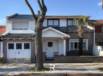 Casa · 190m² · 5 Ambientes · 1 Cochera · Chalet Moderno de 5 Ambientes en Barrio La Perla