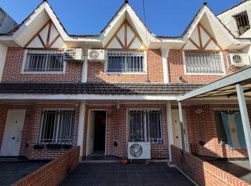 Casa · 107m² · 4 Ambientes · 1 Cochera · Triplex 4 Ambientes con Jardin - Apto Credito