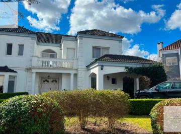 Casa · 280m² · 4 Ambientes · 7 Cocheras · Alquiler Casa Estilo Frances en Alquiler en Garin
