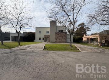 Casa · 246m² · 5 Ambientes · 7 Cocheras · Casa en La Cesarina