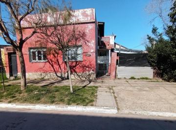 Casa · 105m² · 5 Ambientes · 2 Cocheras · Oportunidad Multifamiliar en Esquina - Bº Pompeya (Acepta Permuta y Financiación)