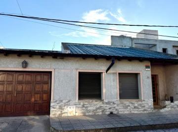 Casa · 216m² · 5 Dormitorios · 1 Cochera · Casa en Gualeguaychu