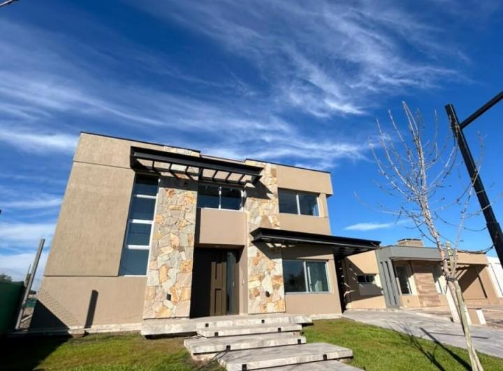 Casa · 240m² · 8 Ambientes · 2 Cocheras
