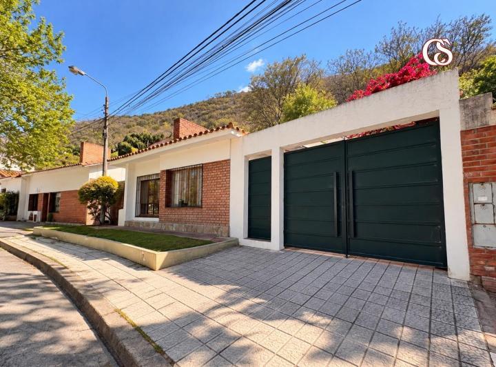 Casa · 210m² · 4 Ambientes · 3 Cocheras