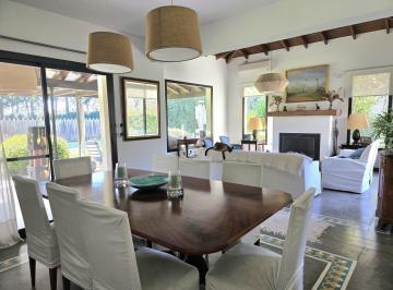 Casa · 213m² · 7 Ambientes · 1 Cochera · Clásica Casa en Venta en Santa Bárbara - 4 Dorm. - Impecable