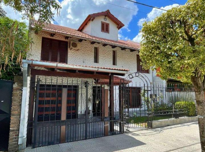 Casa · 195m² · 5 Ambientes · 2 Cocheras