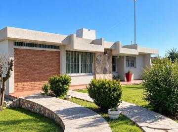 Casa · 220m² · 4 Ambientes · 6 Cocheras · Casa en Alquiler Temporal