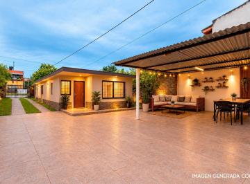 Casa · 90m² · 3 Ambientes · 1 Cochera · Venta Casa en Castelar Sur con Amplio Lote de 366 m² – Ideal Para Ampliar o Construir Tu 2ª Unidad