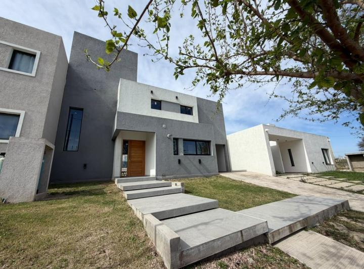 Casa · 188m² · 5 Ambientes · 2 Cocheras