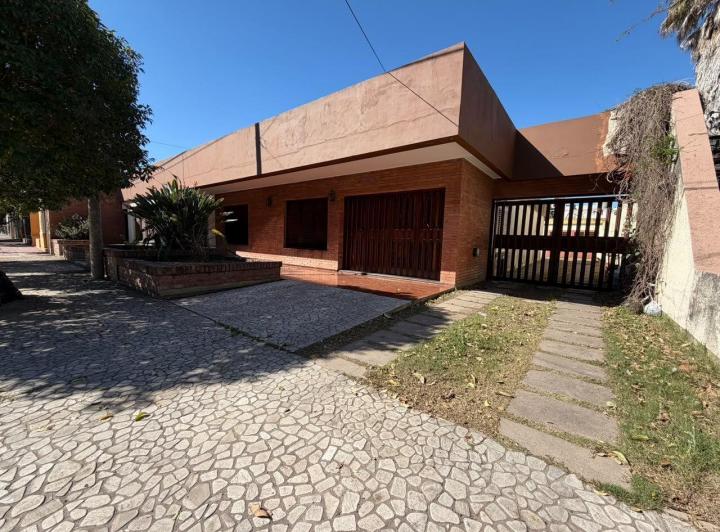 Casa · 326m² · 8 Ambientes · 1 Cochera