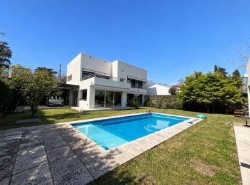 Casa · 248m² · 5 Ambientes · 1 Cochera · Casa en Venta en City Bell Entre Caminos con Jardín Pileta Quincho 3 Dorm.
