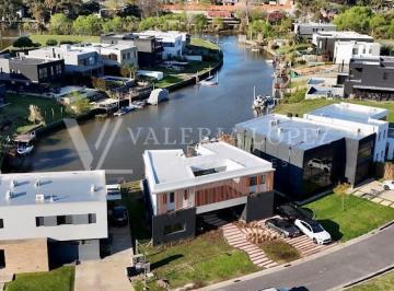 Casa · 229m² · 4 Ambientes · 1 Cochera · Casa Chalet en Venta en Canal Barrio Nautico, Villanueva, Tigre