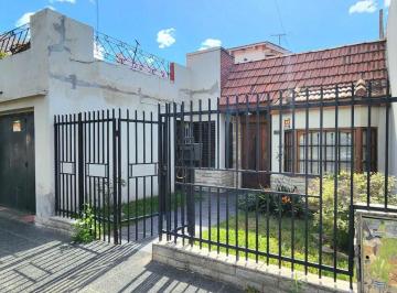 Casa · 72m² · 3 Ambientes · 1 Cochera · Venta - Casa de 3 Ambientes con Garage y Terraza