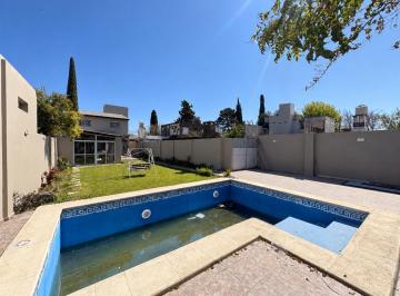 Casa · 200m² · 6 Ambientes · 1 Cochera · Venta Casa de 3 Dorm. con Patio, Pileta y Cochera a m de Av Eva Perón