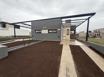 Casa · 80m² · 3 Ambientes · 1 Cochera · Duplex 2 Dorm en Alquiler Docta Av con Radiadores