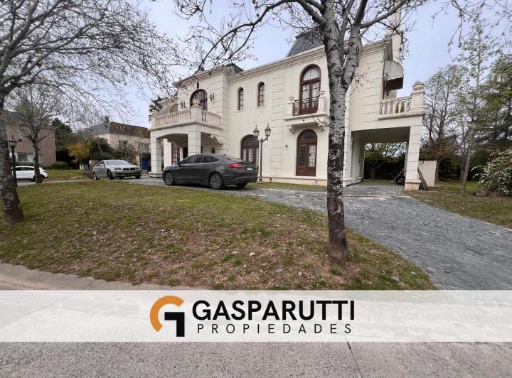 Casa · 359m² · 5 Ambientes · 6 Cocheras