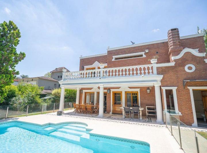 Casa · 430m² · 6 Ambientes · 1 Cochera