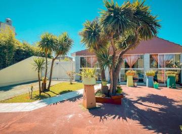 Casa · 136m² · 2 Ambientes · 2 Cocheras · Venta Casa 2 Amb. Garage Doble, Quincho y Parque