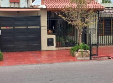 Casa · 180m² · 5 Ambientes · 1 Cochera · Casa y Departamento en Venta, Maipú