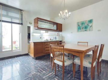 PH · 139m² · 4 Ambientes · 1 Cochera · Casa Venta La Plata con Local Comercial y Cochera