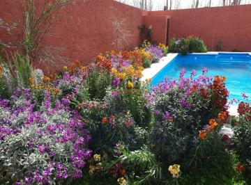 Casa · 220m² · 5 Ambientes · 1 Cochera · 25 de Mayo 1210 - Fernandez Oromoderna Casa de 220 m² con Piscina, Quincho y Seguridad Inteligente