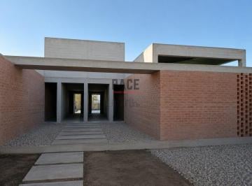 Casa · 185m² · 2 Ambientes · ¡Oportunidad en Pozo! Casa de Vanguardia en Plottier - Se Escuchan Ofertas de Contado