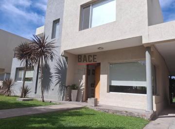Casa · 200m² · 4 Ambientes · 22 Cocheras · Venta Hermosa Casa B° Privado Elementos - Plottier