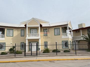 Casa · 720m² · 10 Ambientes · 6 Cocheras · Venta de Casa + Dpto Independiente con Pileta y Quincho en El Centro de Catriel!