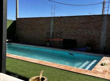 Casa · 169m² · 6 Ambientes · 1 Cochera · Casa en Esquina + Gran Terreno - 3 Dorm., Pileta y Quincho - Apta Credito