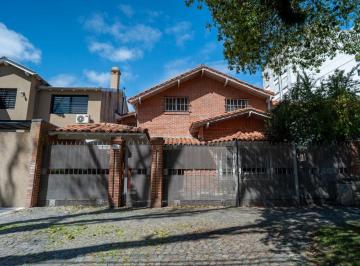 Casa de 6 ambientes, Vicente López · La Lucila: Moderna Casa en Lote de 10.39x39 en 2 Plantas. 5 Dorm. Jardín y Piscina. Excelente Estado