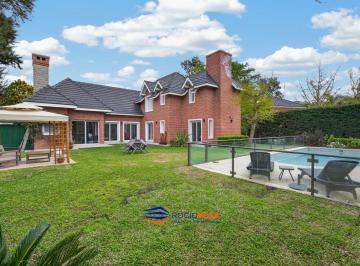 Casa · 880m² · 5 Ambientes · Casa a La Venta en Campos de Alvarez