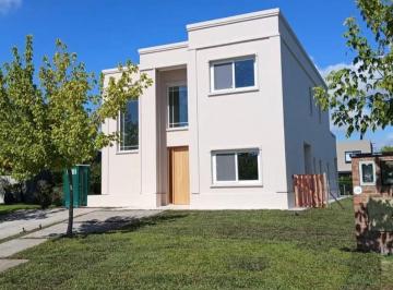 Casa · 227m² · 6 Ambientes · 2 Cocheras · Casa en Alquiler en Araucarias, Puertos, Escobar