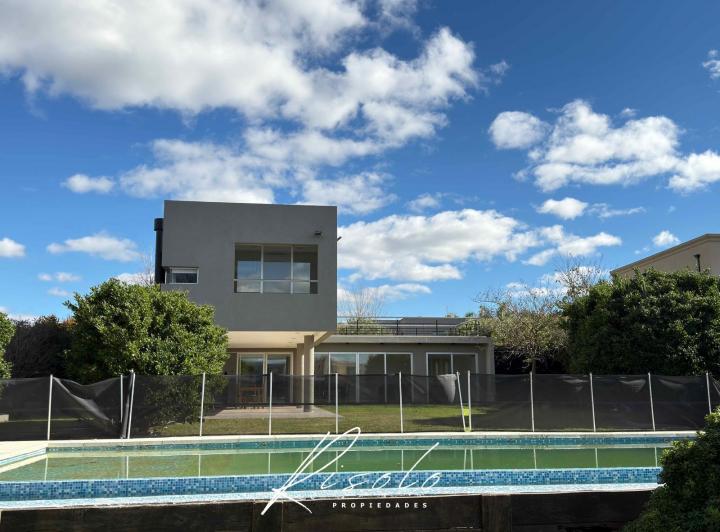 Casa · 180m² · 5 Ambientes · 2 Cocheras