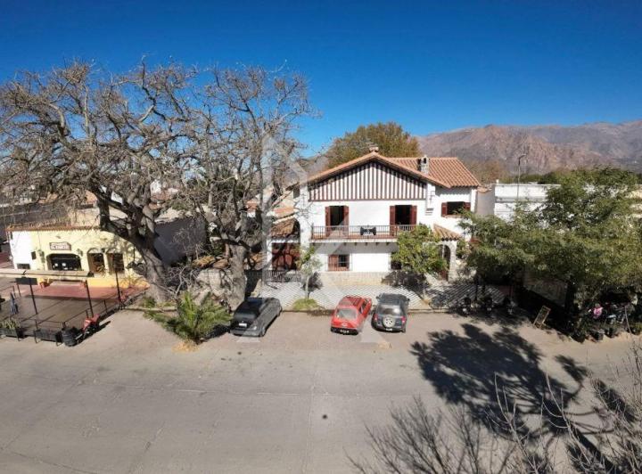 Casa · 469m² · 18 Ambientes · 1 Cochera